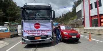 Transportistas y comerciantes protestaron por  guerra de aranceles entre Ecuador y Colombia