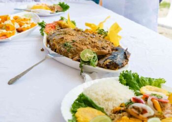 El sabor del mar impulsa el turismo comunitario en Crucita con la Feria del Pescado Horneado 2026