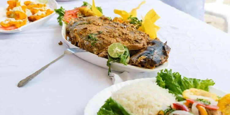 El sabor del mar impulsa el turismo comunitario en Crucita con la Feria del Pescado Horneado 2026