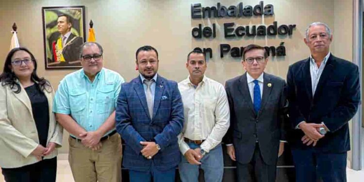 Ecuador y Panamá acuerdan garantizar el tránsito seguro del banano ecuatoriano